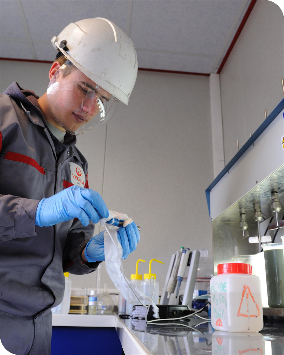 Jar-test e testes de laboratório para seleção de produtos químicos de tratamento de águas residuais.