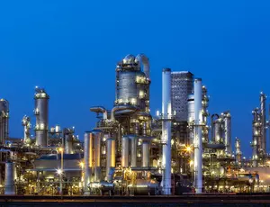 Une raffinerie de nuit