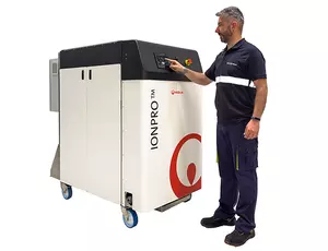 Homme montrant comment fonctionne Ionpro